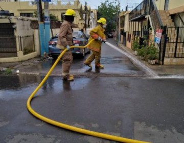 Desinfectan el ensanche La Paz, el sector con m&aacute;s casos confirmados de COVID-19