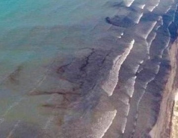 Alertan de riesgo ambiental por derrame petrolero en costas de Venezuela