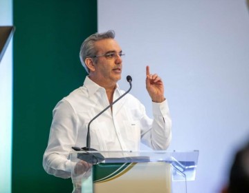 Abinader pensiona a 96 empleados de salud con hasta RD$191 mil