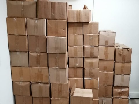Polic&iacute;a Nacional y Ministerio P&uacute;blico ocupan decenas de cajas con miles de botellas llenas de ron adulterado tras allanar casa en Pastor de Bella Vista
