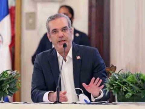 Luis Abinader firma extradici&oacute;n de dos acusados de homicidio y estafa
