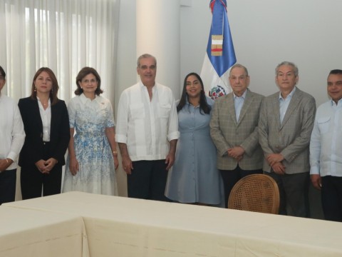 Presidente Luis Abinader toma juramento al voluntariado del Hospital Perif&eacute;rico Monte Adentro Dr. Antonio Trueba