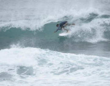 Autoridades detienen surfistas en G&uuml;ibia por violar alerta roja ante tormenta Isa&iacute;as