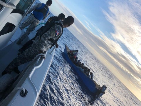 Armada Dominicana intercepta embarcacion ilegal con 23 personas 