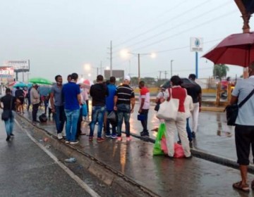 Lluvias complican llegada de personas a sus hogares antes del toque de queda