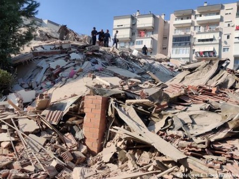 Aumentan a 6 los muertos por sismo de 6.7 grados en Turqu&iacute;a 