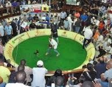 Ministro de Deportes autoriza reapertura de Club Gallistico Santo Domingo