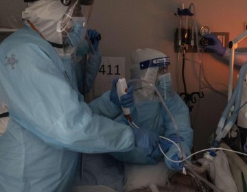 Por falta de personal, hospitales en EEUU permiten seguir trabajando a empleados con COVID leve o asintom&aacute;tico