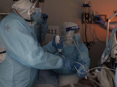 Por falta de personal, hospitales en EEUU permiten seguir trabajando a empleados con COVID leve o asintom&aacute;tico