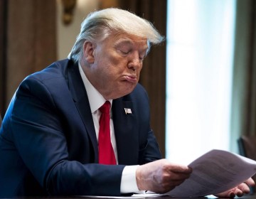Trump congela emisi&oacute;n de nuevos visados