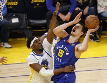 Curry, Poole y Thompson desmoralizan a los Nuggets y asustan al Oeste