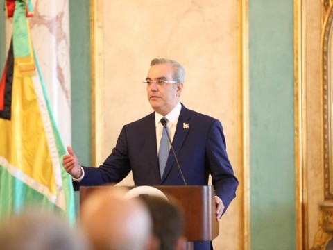 Gobierno dominicano firma con Guyana acuerdos para construir una refiner&iacute;a, explotar un bloque de petr&oacute;leo