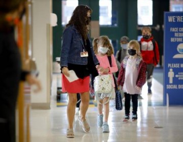 Escuelas de EE.UU vuelven a la victualidad por repunte del COVID-19