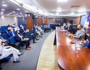Viajar de un pa&iacute;s a otro, entre las alternativas que se debaten para garantizar el voto en el exterior