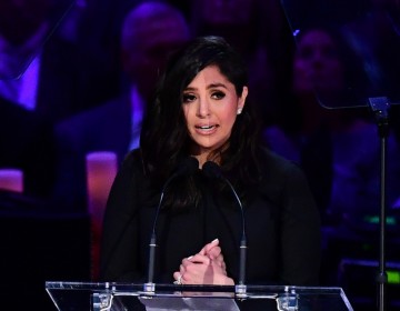 Viuda de Kobe Bryant se tat&uacute;a mensajes que le enviaron su marido e hija fallecidos en accidente a&eacute;reo