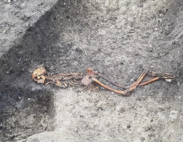 Hallan en Reino Unido los restos de un hombre asesinado y enterrado con las manos atadas en la Edad del Hierro