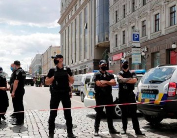 Un hombre que dice tener una bomba se atrinchera en un banco de Kiev