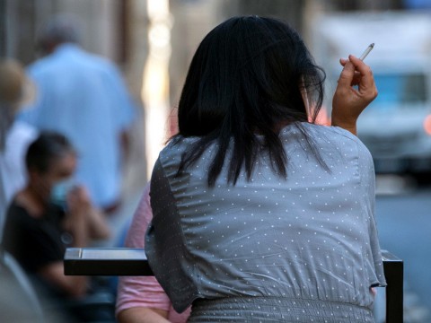 Espa&ntilde;a cierra el ocio nocturno y prohibe fumar en la v&iacute;a p&uacute;blica