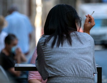 Espa&ntilde;a cierra el ocio nocturno y prohibe fumar en la v&iacute;a p&uacute;blica