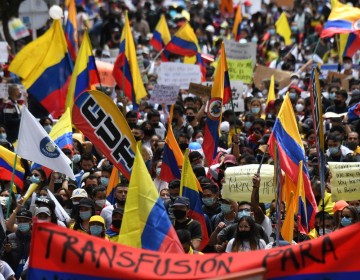 Represi&oacute;n policial deja 42 muertos en Colombia