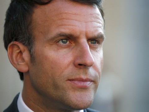 Hombre abofetea al presidente Macron durante su visita al sureste de Francia