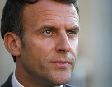 Hombre abofetea al presidente Macron durante su visita al sureste de Francia