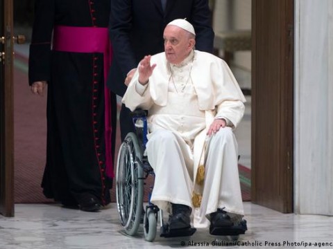 El papa en silla de ruedas por el dolor de la rodilla