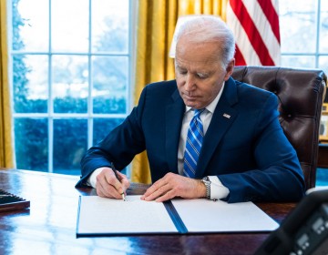 Joe Biden firma una orden ejecutiva que convierte el acoso sexual en un crimen militar