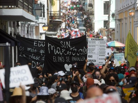 Miles de maestros piden en Puerto Rico mejoras salariales y en las pensiones