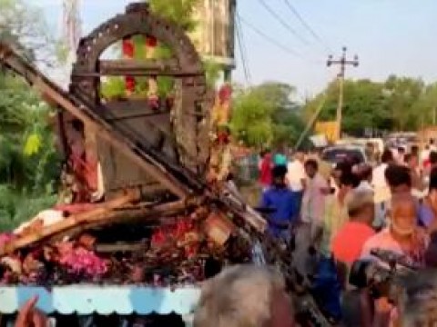 Al menos 11 muertos y 15 heridos electrocutados en una procesi&oacute;n en la India