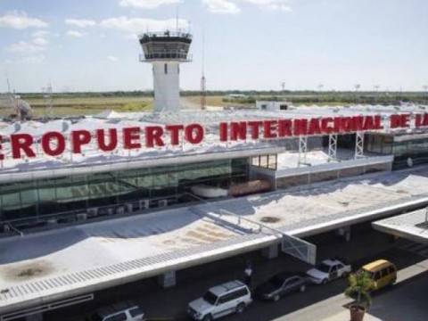 Vuelos de salida del Aeropuerto Las Am&eacute;ricas se retrasan por &ldquo;desperfecto&rdquo; en el asfalto de la pista