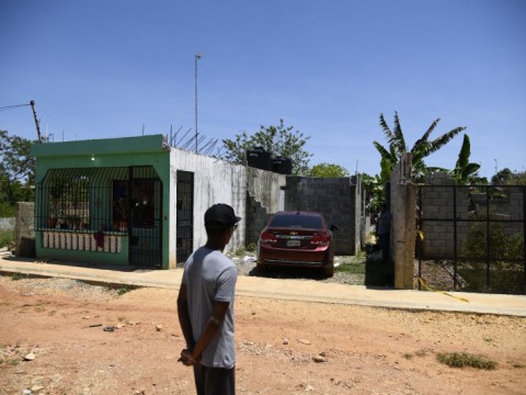 Gritos de ni&ntilde;os alertaron a vecinos sobre feminicidio-suicidio