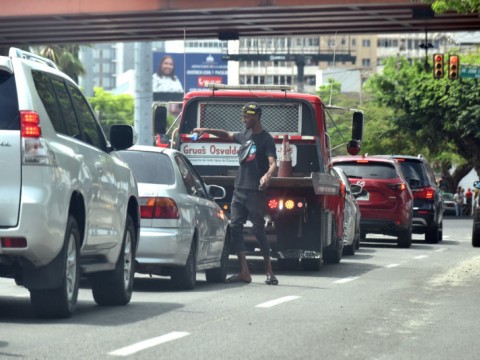 Los limpiavidrios se ocultan y salen en las avenidas de la capital