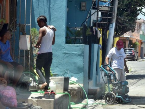 Residentes del sector 24 de Abril pasan penurias por falta de agua en la calle "cartero"