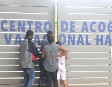 Director de Migraci&oacute;n barre con personal del Centro de Retenci&oacute;n de Haina