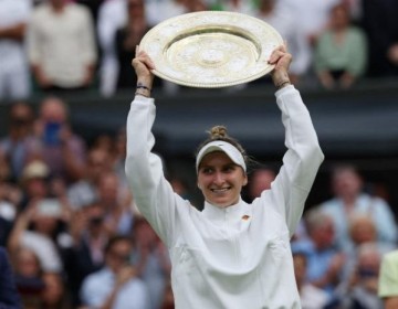 Vondrousova, una tenista checa tatuada y coronada en Wimbledon