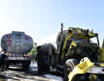 Choque de tanquero cargado de gasolina con cami&oacute;n de harina obstruye tr&aacute;nsito Ban&iacute;-Azua