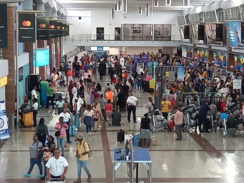 Efectos de Tormenta Franklin afectaron a m&aacute;s de 3,000 pasajeros aereos