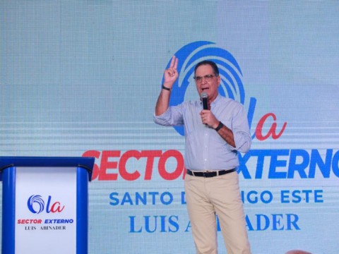 Hazim juramenta equipo del sector externo en SDE
