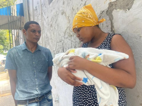 Madre clama por ayuda tras hurto de uno de sus beb&eacute;s