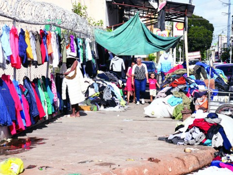 Negocios informales bloquean y arrabalizan espacios p&uacute;blicos del Gran Santo Domingo