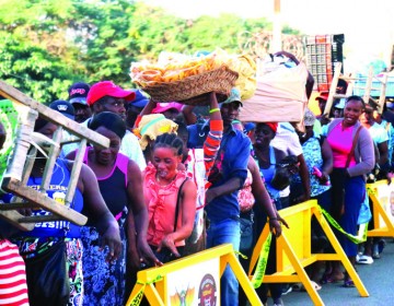 Miles de haitianos abarrotaron ayer el mercado de Dajab&oacute;n