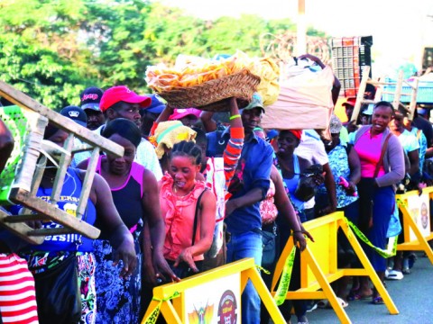 Miles de haitianos abarrotaron ayer el mercado de Dajab&oacute;n