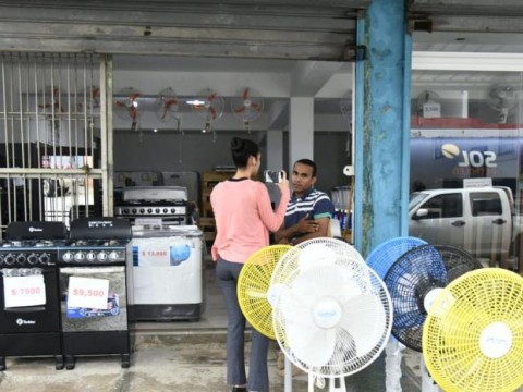 Comerciantes se quejan por bajas ventas en temporada navide&ntilde;a