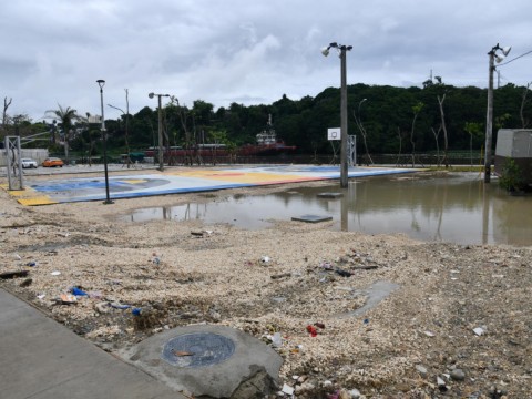 Fuertes lluvias inundan escuela en La Ci&eacute;naga; moradores temen por desborde de ca&ntilde;ada La Bonavides