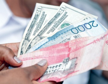 Canjeadores de divisas venden d&oacute;lar estadounidense hasta RD$59