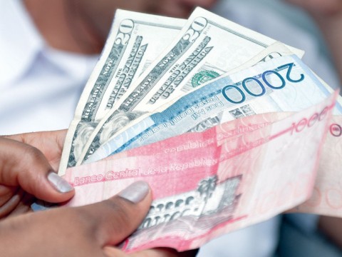 Canjeadores de divisas venden d&oacute;lar estadounidense hasta RD$59
