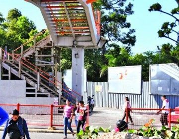 Transeuntes no quieren subir a peatonales por varios peligros