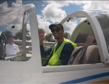 Joven que gan&oacute; concurso para ser piloto aprendi&oacute; en un simulador a&eacute;reo casero y buscando en internet