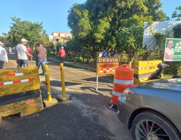 Choferes de Luper&oacute;n protestan en reclamo terminaci&oacute;n puente entrada al municipio